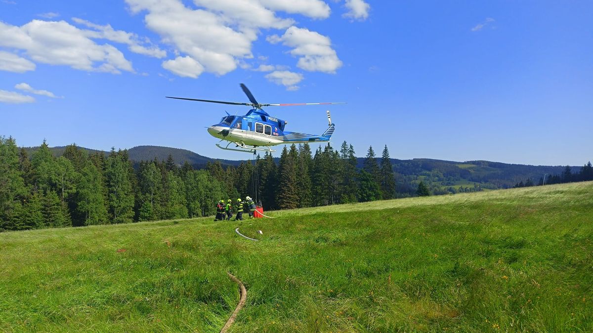 Na Sokolovsku u hranic s Německem hoří les, hasiči nasadili vrtulník